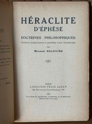 un livre ouvert sur une table