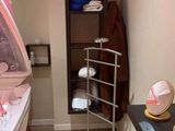 une salle de bains équipée d'un porte-serviettes et d'une baignoire