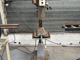 une machine posée sur un support dans un garage