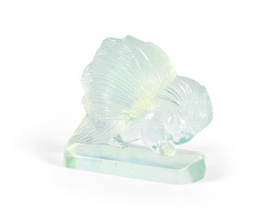 figurine de poisson en cristal sur socle, sur fond blanc, avec un fond blanc