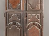 une paire de portes anciennes en bois avec des panneaux sculptés