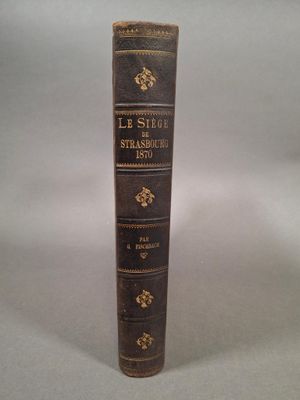 un vieux livre posé sur une table à côté d'un fond blanc