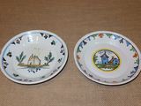 deux petites assiettes sur lesquelles sont représentées une maison et un bateau