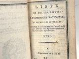 un livre portant un numéro, posé sur une table