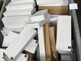 un bac rempli de cartons en papier blanc et brun