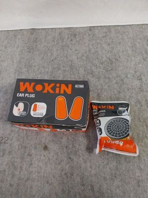 une boîte de bouchons d'oreille Wokin et un sachet de bouchons d'oreille par terre