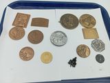 un plateau sur lequel se trouvent quelques pièces de monnaie