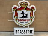 une enseigne indiquant « brasserie » avec l'image d'un homme à cheval