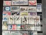 une photo d'une collection de timbres sur une table