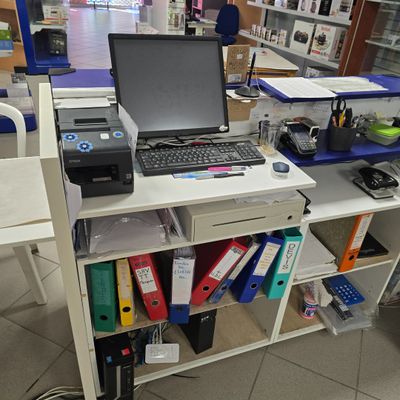 un bureau sur lequel se trouvent un ordinateur portable et une imprimante