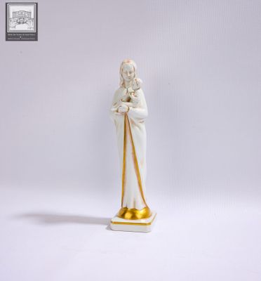 figurine représentant une femme avec une canne, vêtue d'une tenue blanche et dorée
