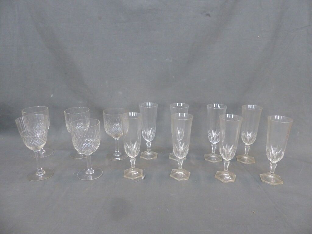 Parties de service de verre en verre et cristal dont flûets à champagne et verres à eau