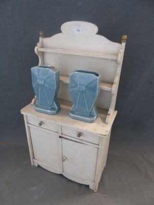 deux vases posés sur un meuble en bois