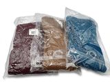 trois sacs de vêtements empilés les uns sur les autres