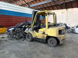un chariot élévateur jaune garé dans un garage