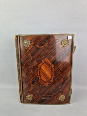 l'image d'une boîte en bois ornée d'un motif décoratif