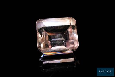 gros plan d'un diamant sur une surface noire