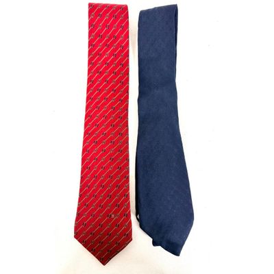 une paire de cravates rouges et bleues sur fond blanc