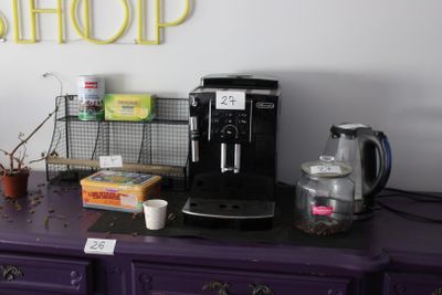 une commode violette sur laquelle est posée une cafetière