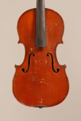 gros plan d'un violon avec un archet sur fond blanc