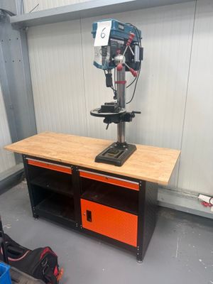 une photo d'une perceuse à colonne dans un garage