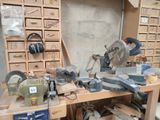 une photo d'un établi avec des outils dessus