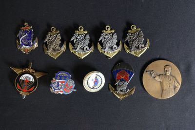 un grand nombre de badges sur une surface noire