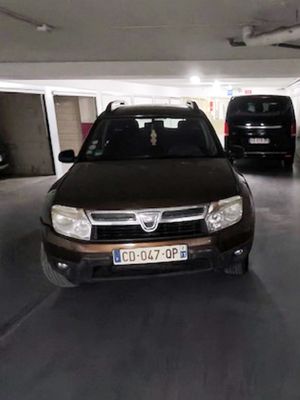 voitures garées dans un parking couvert, avec une plaque d'immatriculation à l'avant du véhicule