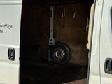 une camionnette blanche garée sur le bord de la route