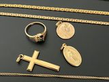 une collection de bijoux en or comprenant une croix, une pièce de monnaie et une bague