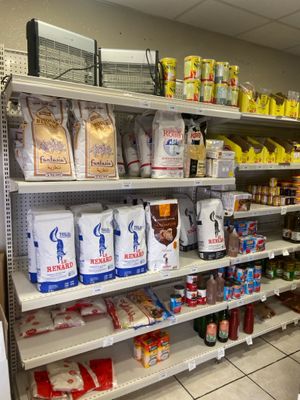 les nombreux rayons de produits alimentaires du magasin qui se trouvent sur les étagères