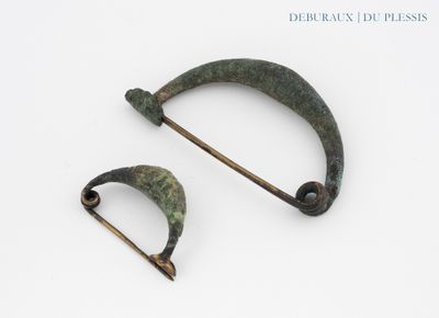deux pièces en bronze sont représentées sur une surface blanche