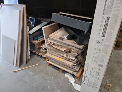 une pile de cartons et un téléviseur dans une pièce