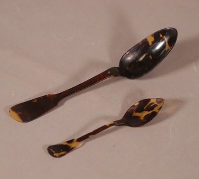 deux cuillères et une cuillère sur une table