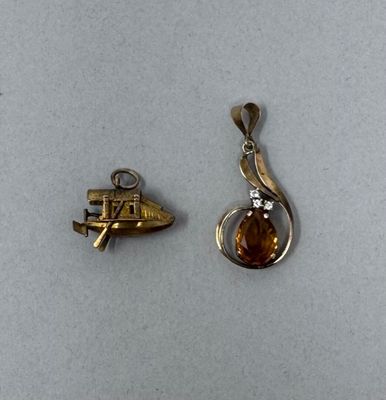deux bijoux posés sur une table