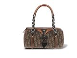 un sac à main marron et noir orné d'un cœur