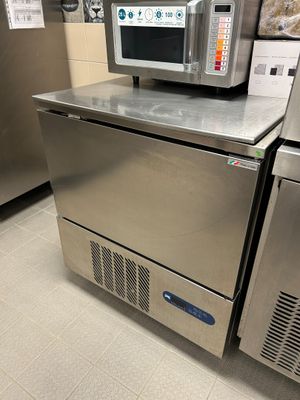 un micro-ondes posé sur un comptoir dans une cuisine