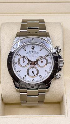 Montre Rolex à cadran blanc et bracelet argenté, présentée dans une vitrine