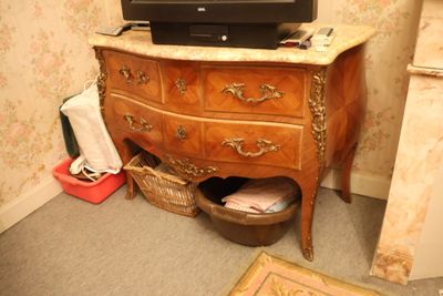 Commode dite sauteuse en placage d'aile de papillon ouvrant …
