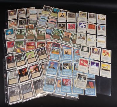 il y a beaucoup de cartes différentes sur la table