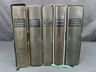 quatre livres sont empilés sur une table