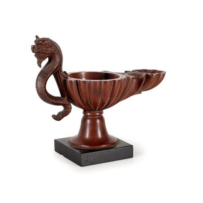 une image représentant un bol en bois orné d'une tête de dragon
