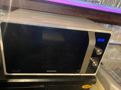 un micro-ondes posé sur un comptoir dans une cuisine