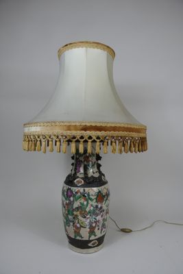 une lampe posée sur une table et munie d'un abat-jour