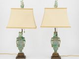 paire de lampes en verre vert sur des socles en bois, avec des abat-jours