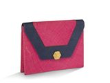 La pochette rose et bleue est posée sur une surface blanche.