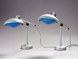une paire de lampes de bureau blanches et bleues posées sur une surface blanche