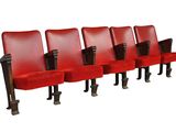 une rangée de chaises rouges aux pieds noirs sur fond blanc