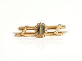 une photo d'une bague en or sertie d'une pierre verte et de diamants