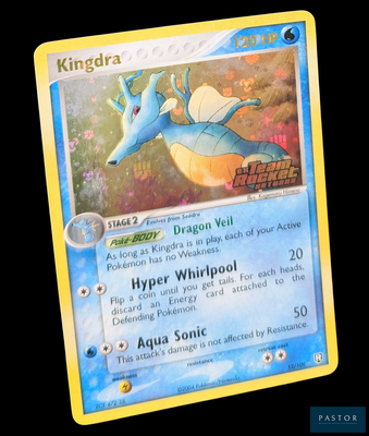 une carte Pokémon sur laquelle figure l'image d'un dragon